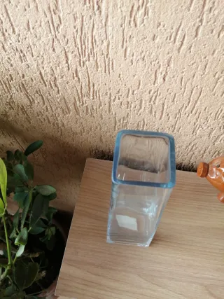 Jarrón de cristal cuadrado pequeño.