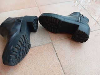 Botines negros con cremallera y plataforma