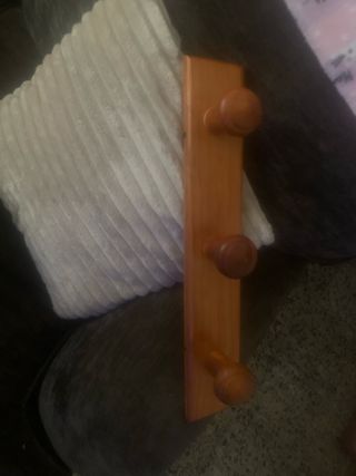 Perchero de madera de pino