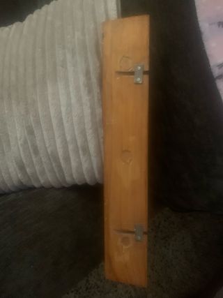 Perchero de madera de pino