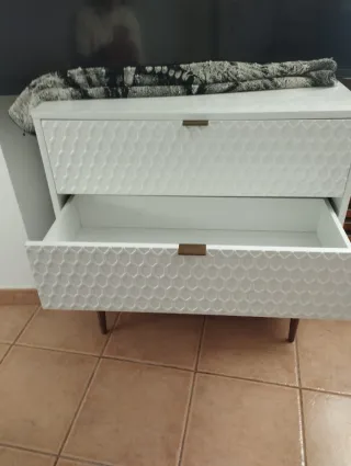 Cómoda blanca con diseño hexagonal