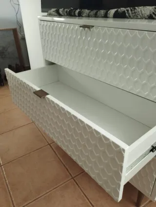 Cómoda blanca con diseño hexagonal
