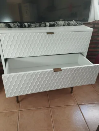 Cómoda blanca con diseño hexagonal