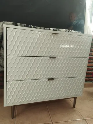 Cómoda blanca con diseño hexagonal