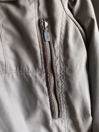 Cazadora gris con capucha