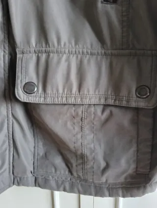 Cazadora gris con capucha