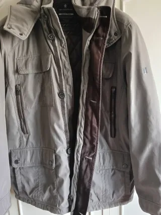 Cazadora gris con capucha