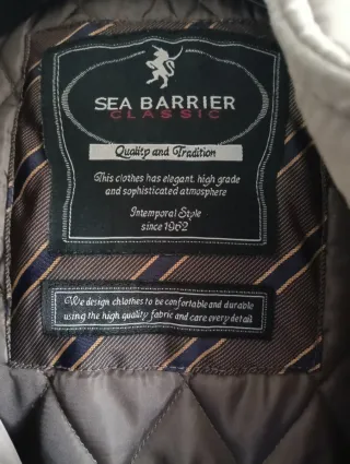 Cazadora gris con capucha