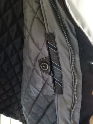 Cazadora gris con capucha