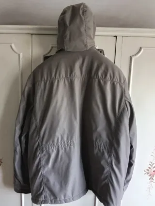 Cazadora gris con capucha