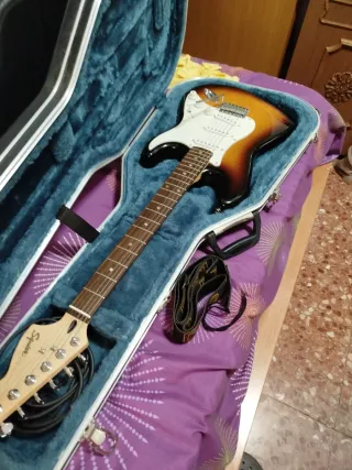 Guitarra Fender Squier Stratocaster+funda rígida