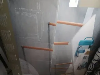 Mesa de comedor blanca y madera