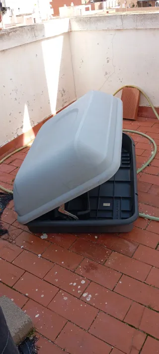 Portaequipaje gris con cerradura