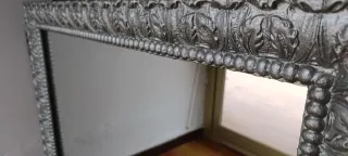 Espejo con marco restaurado de un cuadro antiguo.