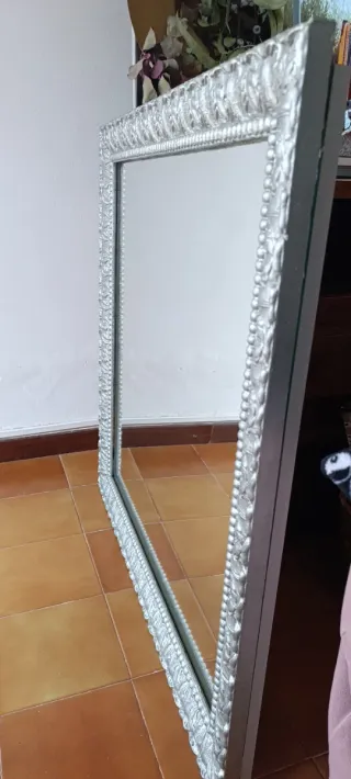 Espejo con marco restaurado de un cuadro antiguo.