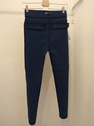 Pantalones pitillo leggins cuadros negro azul Zara