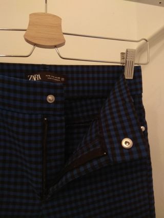 Pantalones pitillo leggins cuadros negro azul Zara