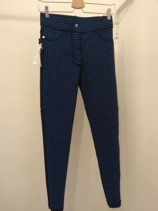 Pantalones pitillo leggins cuadros negro azul Zara