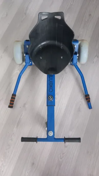 Hoverboard azul con asiento negro y funda