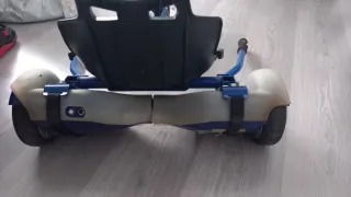 Hoverboard azul con asiento negro y funda