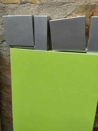 Estanterías verdes y cubo azul de madera