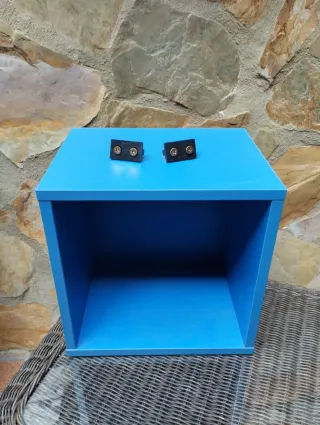 Estanterías verdes y cubo azul de madera