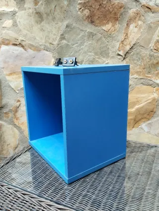 Estanterías verdes y cubo azul de madera