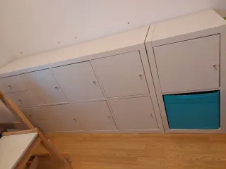 Mueble Kallax Ikea Blanco, con puertas y cajones.