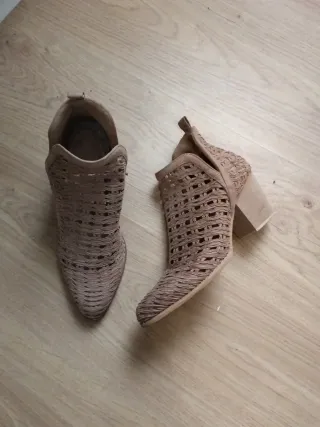 Botín perforado beige talla 37