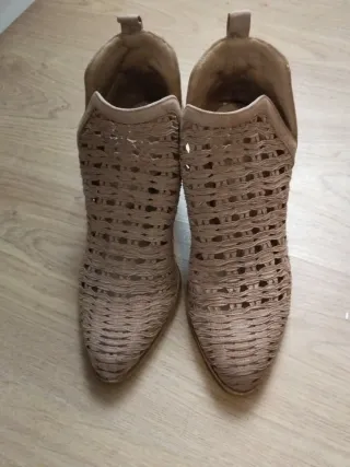 Botín perforado beige talla 37