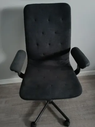Silla de oficina Ikea gris oscura.
