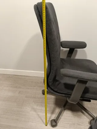 Silla de oficina Ikea gris oscura.