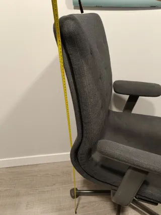 Silla de oficina Ikea gris oscura.