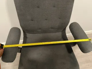 Silla de oficina Ikea gris oscura.