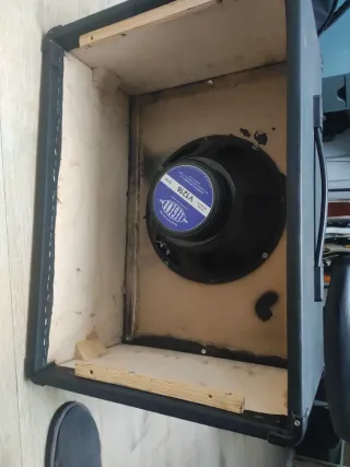 Pantalla de altavoz artesanal