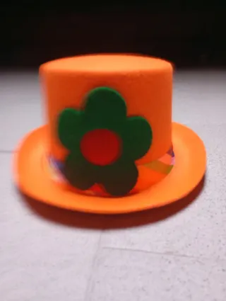 Gorro de payaso naranja con flor verde