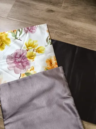 Fundas de cojín florales y lisas