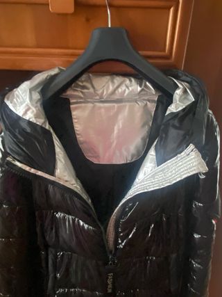 Abrigo negro acharolado plumífero