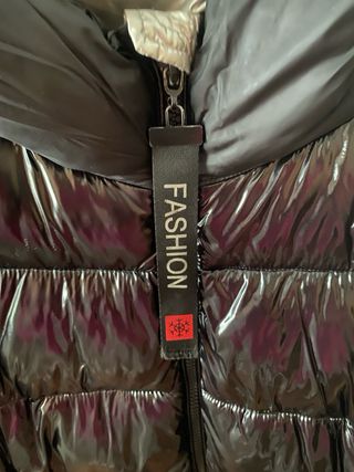 Abrigo negro acharolado plumífero