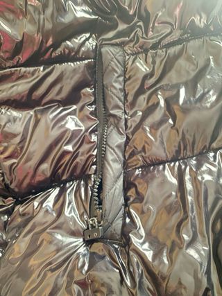 Abrigo negro acharolado plumífero