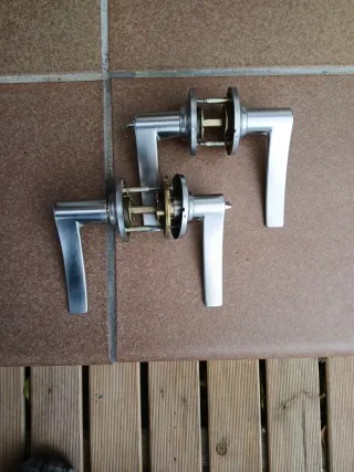 Manetas de puerta plateadas
