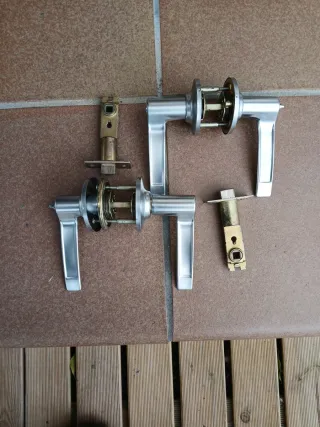 Manetas de puerta plateadas