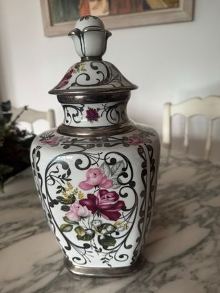 Jarrón de porcelana con detalles plateados