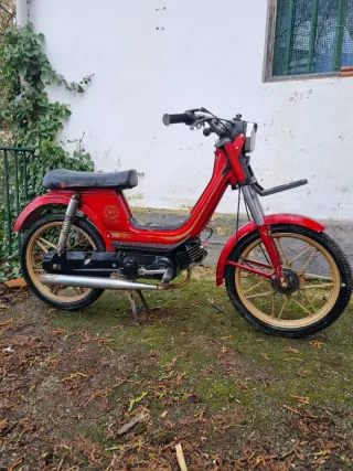 Derbi Variant botón rojo