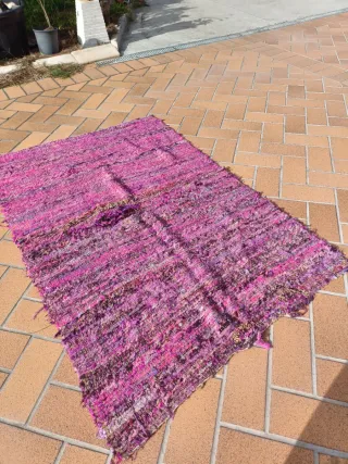 Alfombra de hilos de seda rosa y morado