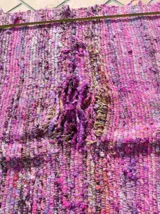 Alfombra de hilos de seda rosa y morado