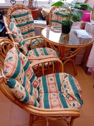 Mesa de 80cm y 4 sillones de mimbre con sus cojine