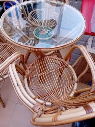 Mesa de 80cm y 4 sillones de mimbre con sus cojine