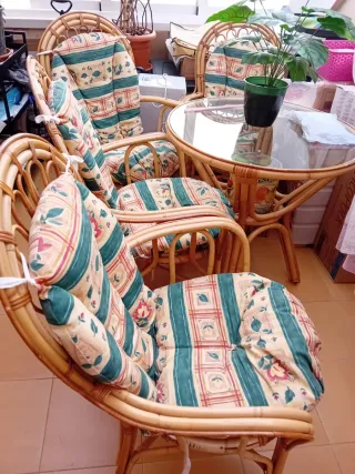 Mesa de 80cm y 4 sillones de mimbre con sus cojine