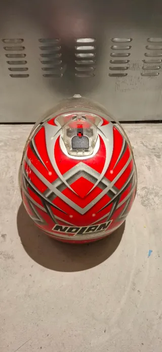 Casco de moto Nolan rojo y plateado
